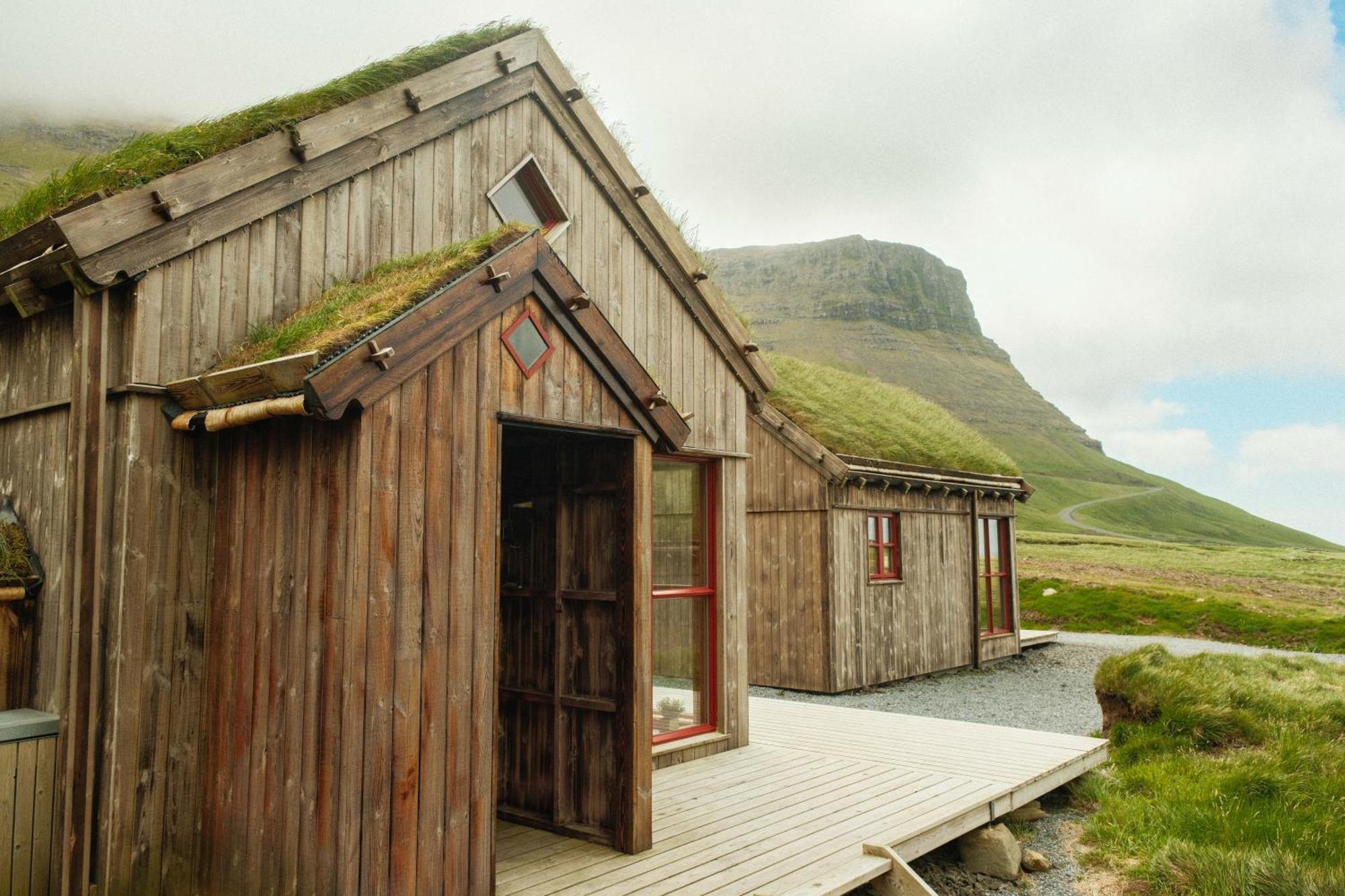 Mulafossur Cottages By Famous Waterfall In Gasadalur Экстерьер фото